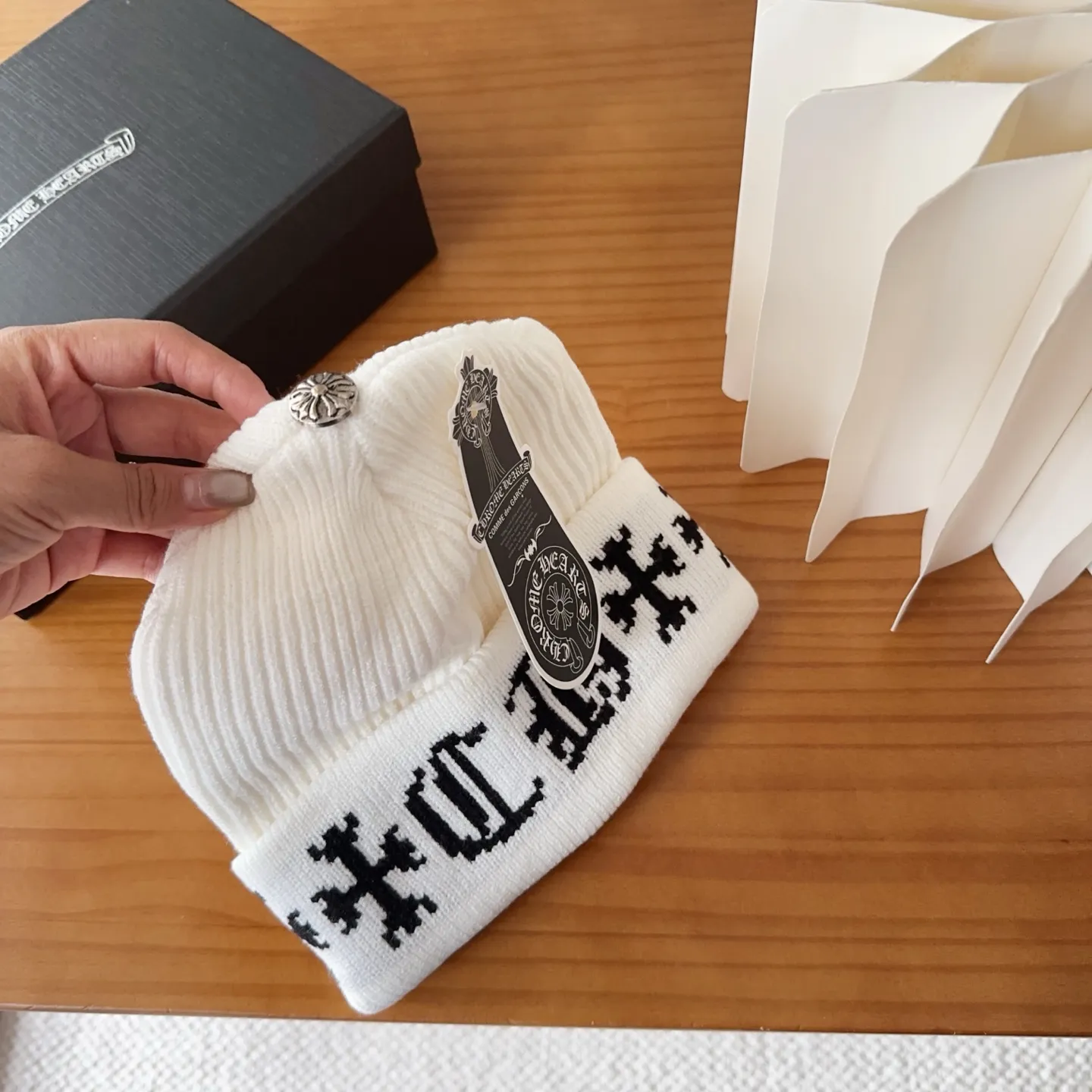 💰46 Crow Heart Autumn and Winter Wool Knitted Beanie This must be a favorite of minimalism. It is clean, neat, fashionable and versatile, and will definitely not be picky about your face shape! A fashionable classic that lasts forever! Fashionable black and white can be purchased together!
